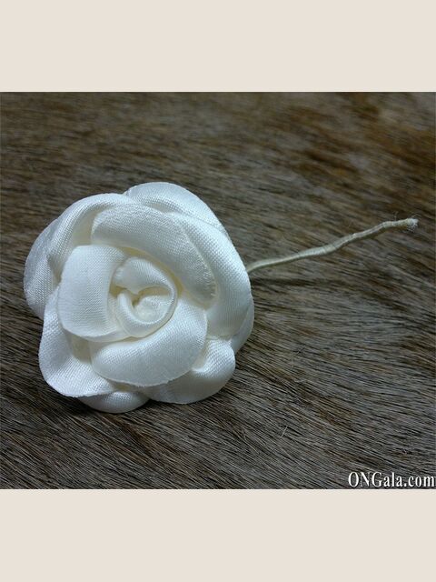 Fiore in raso bianco naturale