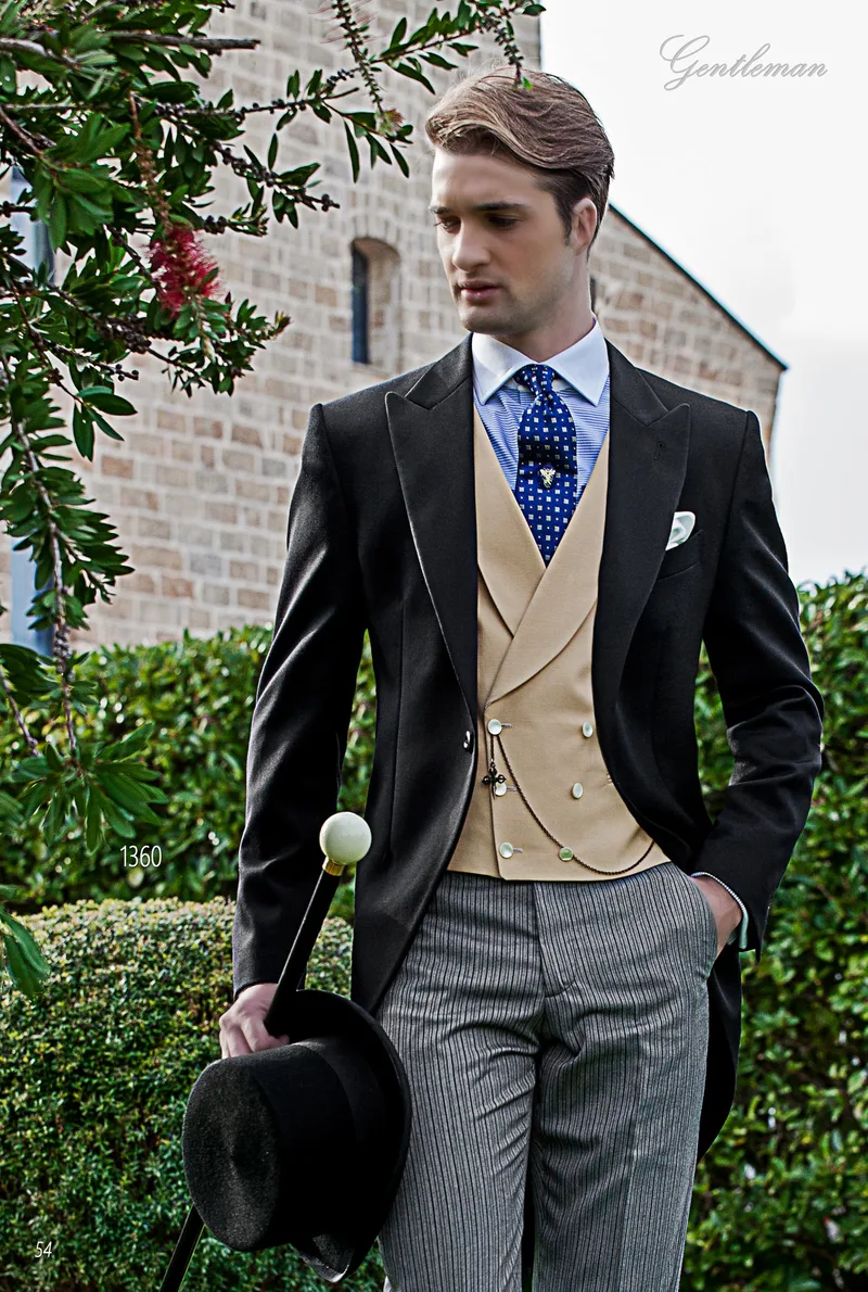 Tight con giacca nera, pantalone rigato e gilet doppiopetto sciallato beige 1