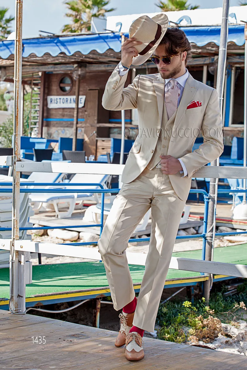 Abito matrimonio stile hipster beige con gilet a tono 1