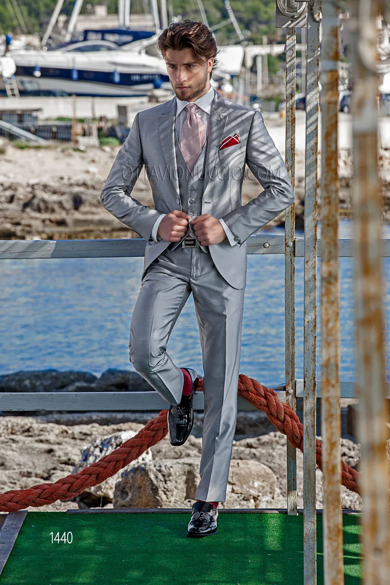 Abito stile hipster grigio perla in shantung di misto seta con gilet 1