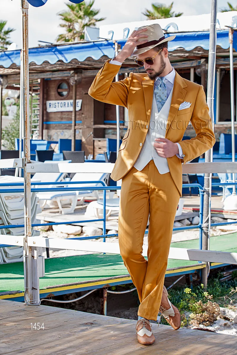 Abito uomo stile hipster arancione con gilet bianco 1