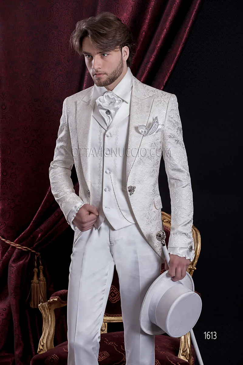 Abito Sposo Barocco slim redingote broccato bianco, gilet ricamato 1