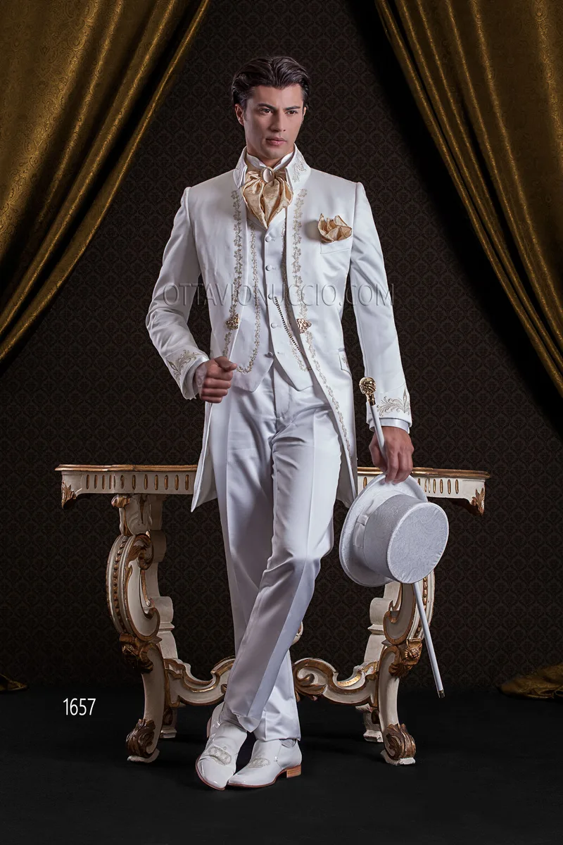 Abito Barocco redingote lunga in raso bianco ricamato oro 1