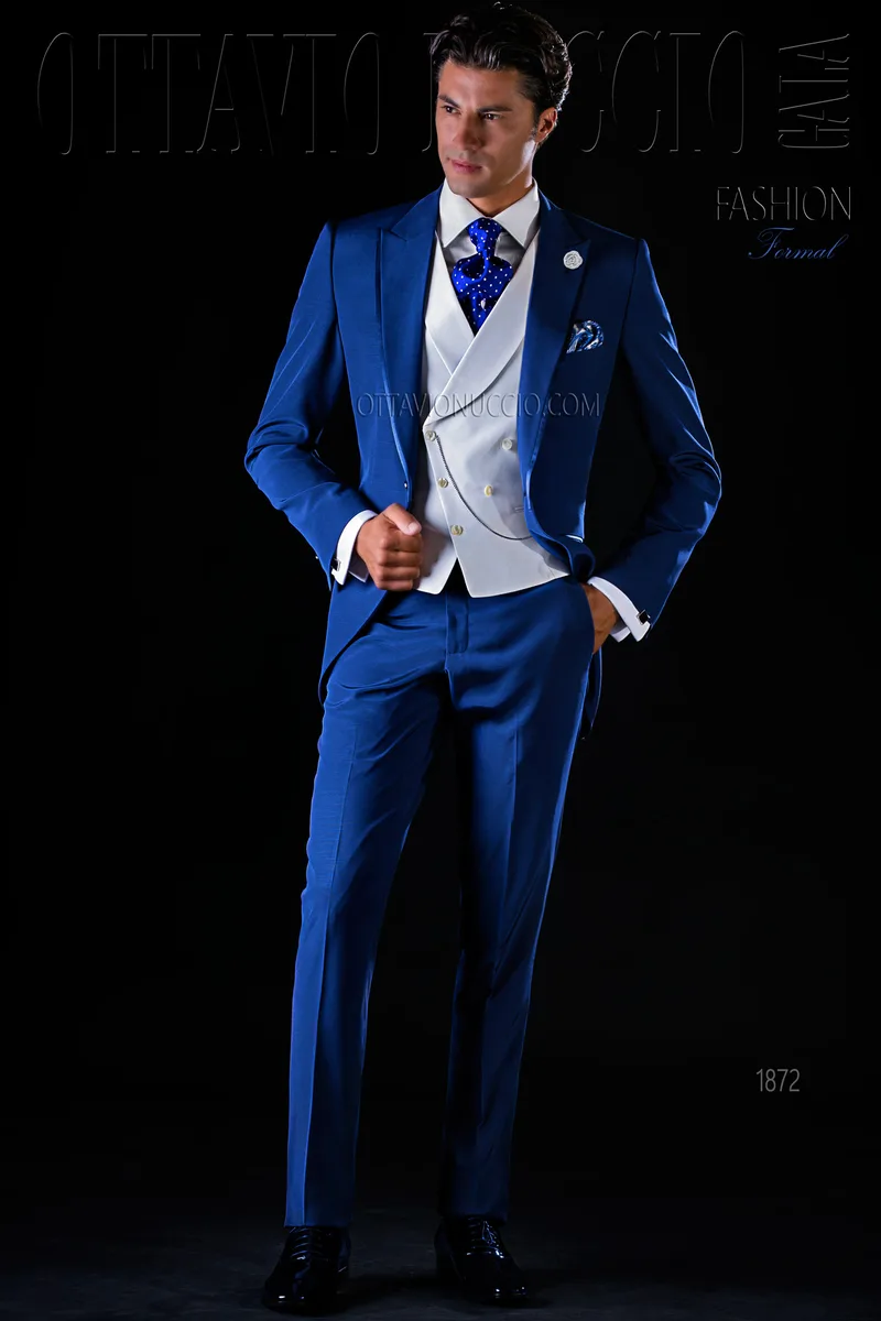 Abito sposo moderno blu con gilet bianco 1
