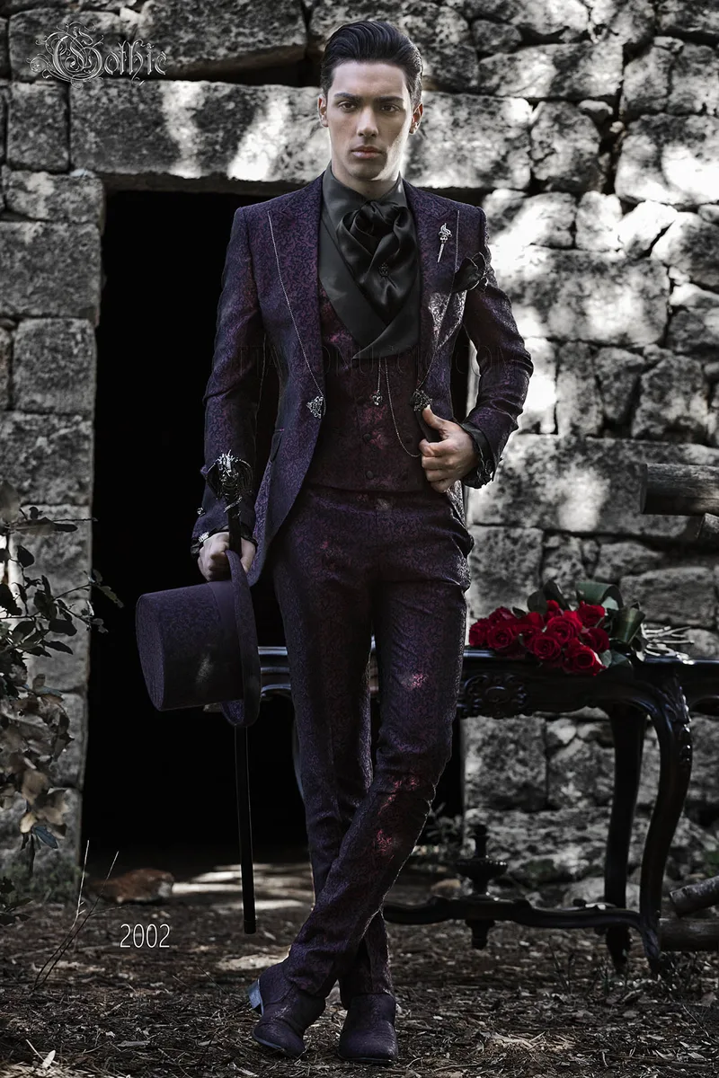 Abito da sposo stile gotico damascato prugna 1