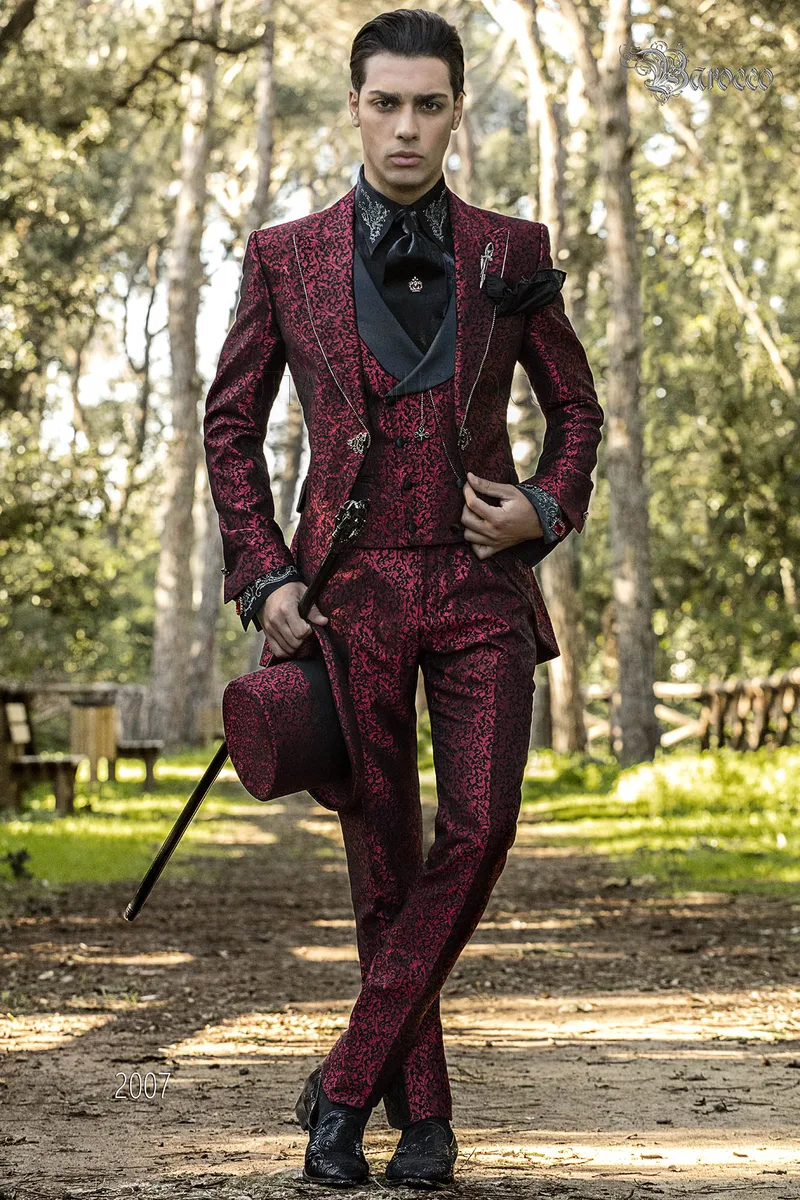 Abito sposo damascato rosso stile barocco con strass su rever 1