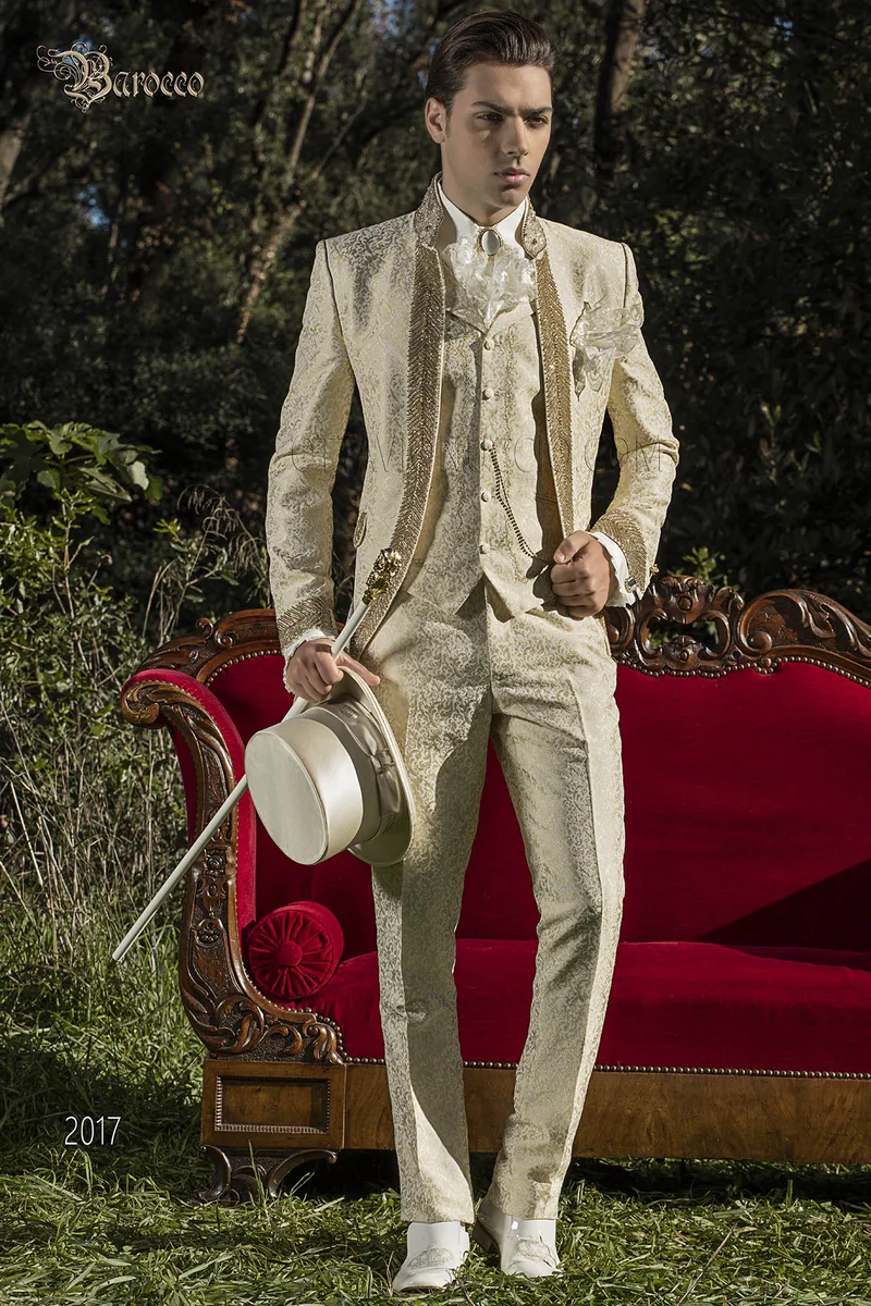 Vestito da sposo damascato stile barocco beige con strass oro 1