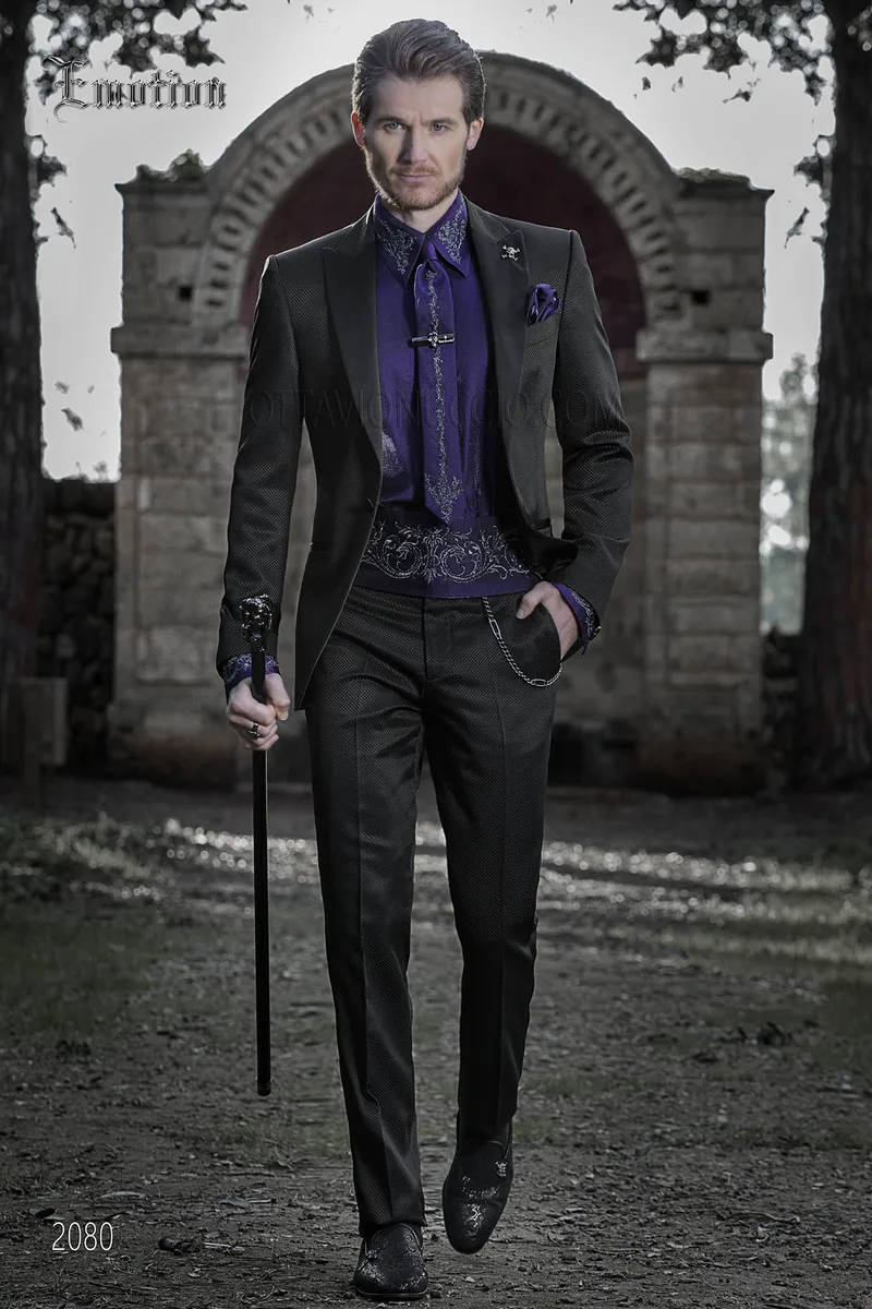 Abito da sposo nero con camicia viola 1