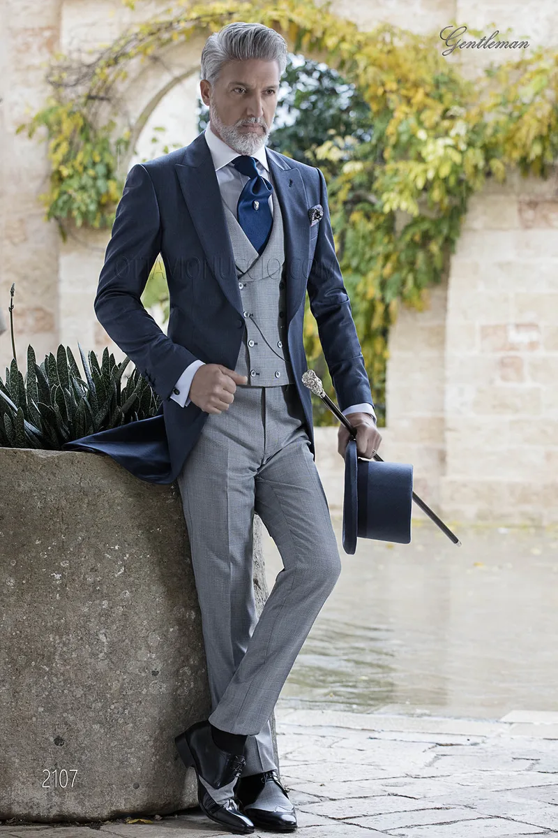 Tight con giacca blu pantalone grigio, gilet doppiopetto abbinato 1
