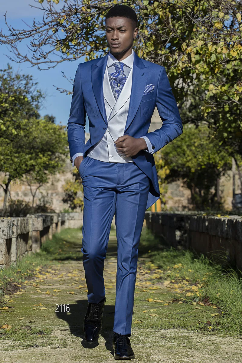 Abito da sposo blu royal con panciotto bianco 1