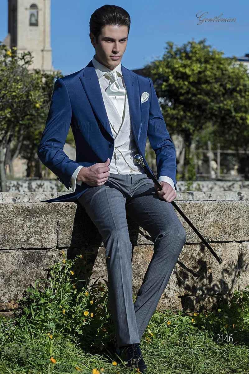 Abito da sposo con giacca blu elettrico e pantalone grigio 1