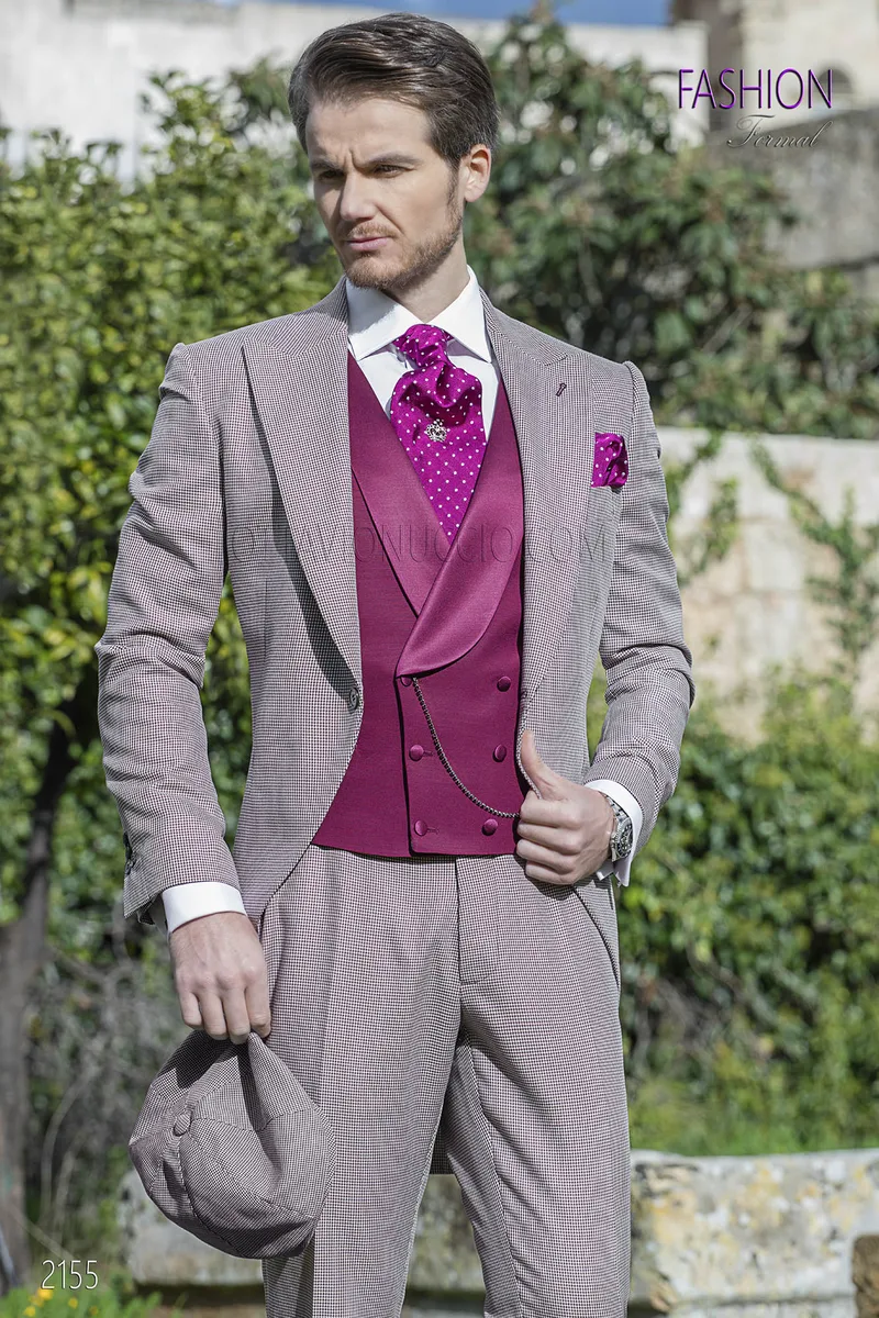 Vestito uomo sposo fashion in pied de poul con gilet fucsia 1