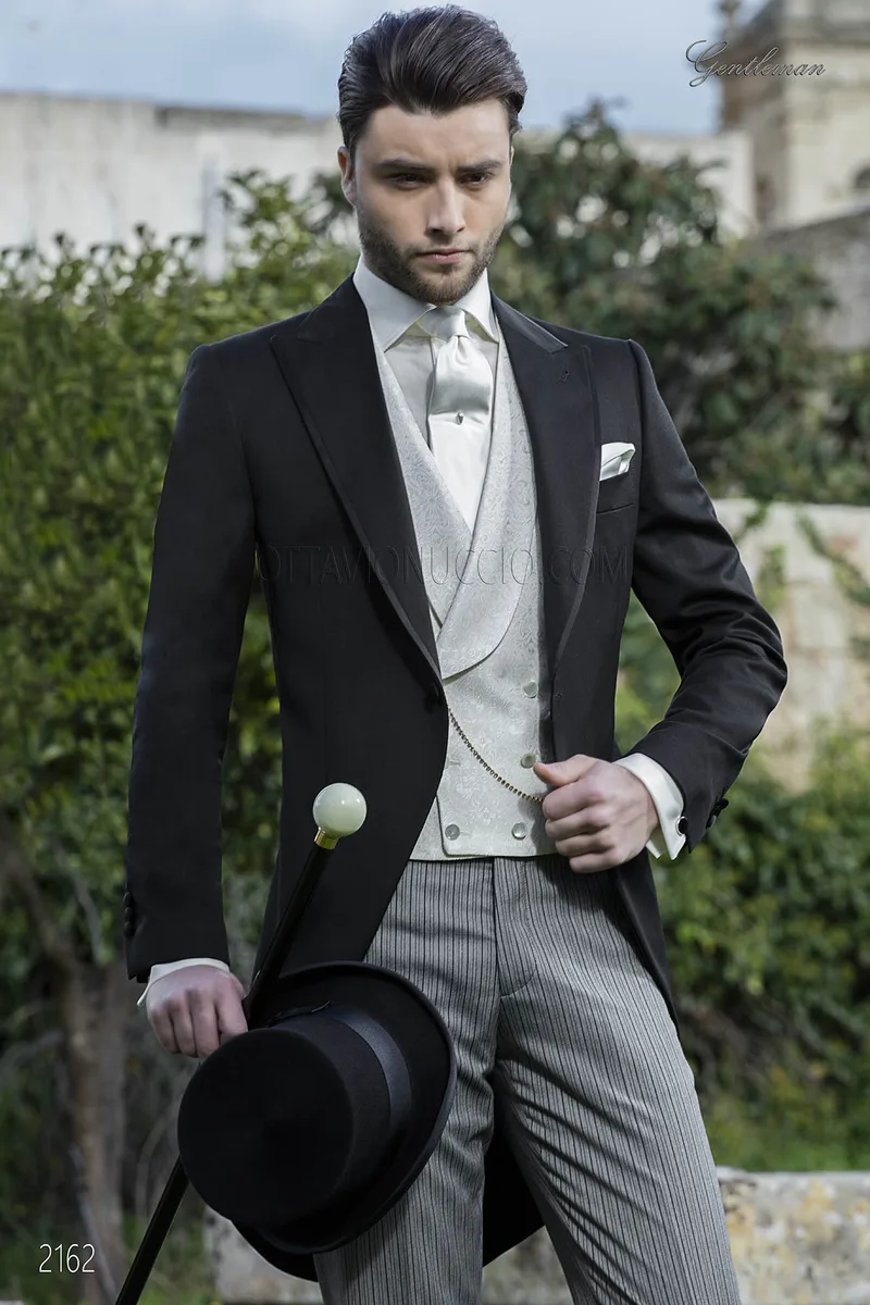 Abito da sposo tight classico nero con gilet damascato panna 1