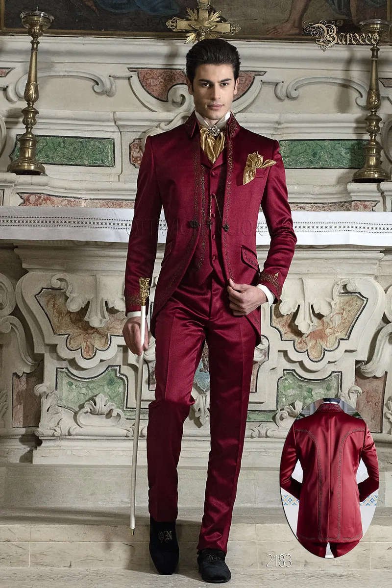 Abito uomo per sposo barocco raso rosso ricamato oro 1