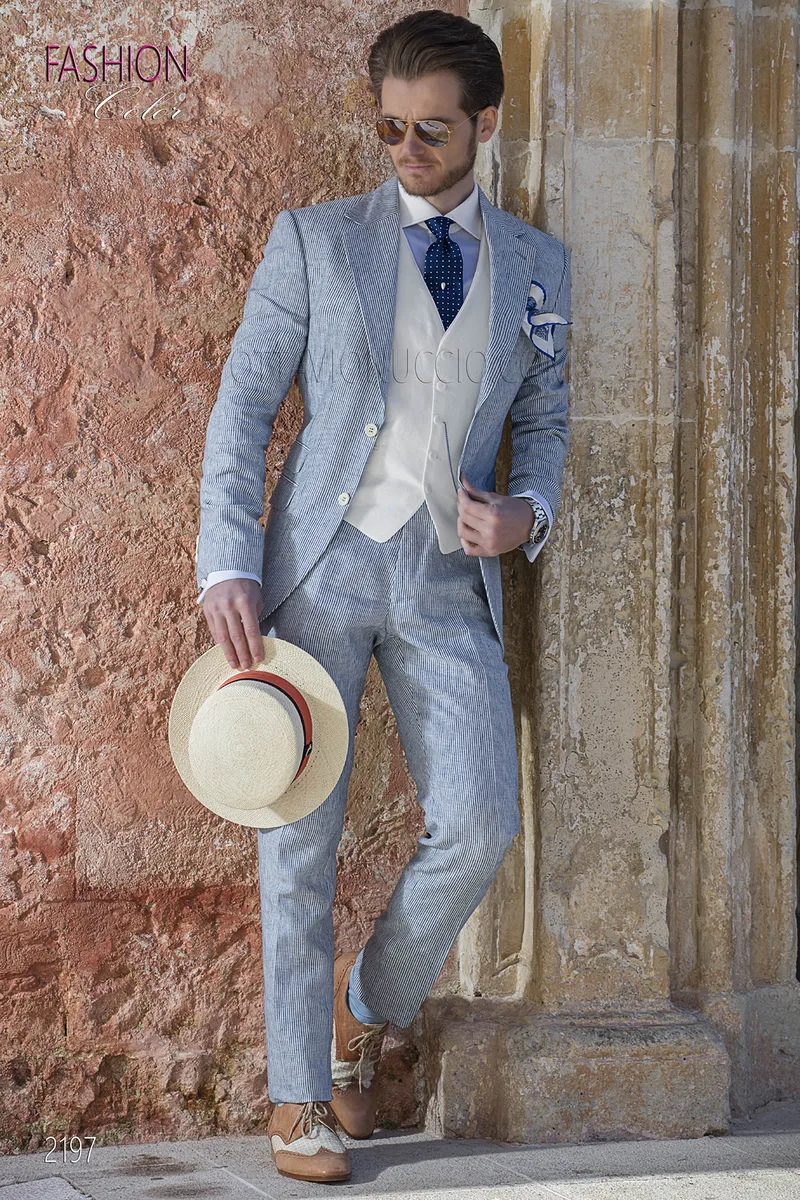 Abito estivo moda sposo millerighe di cotone blu su fondo bianco 1