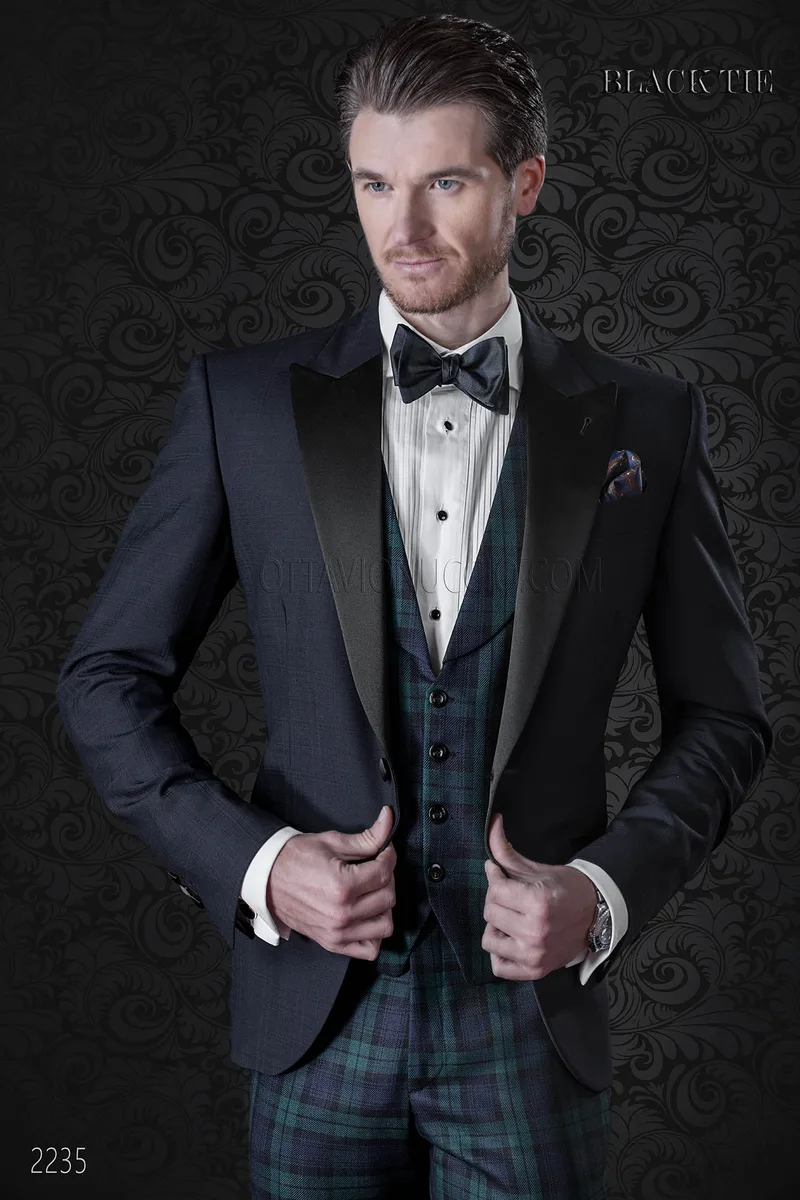 Giacca smoking blu con pantalone e gilet in tartan 1