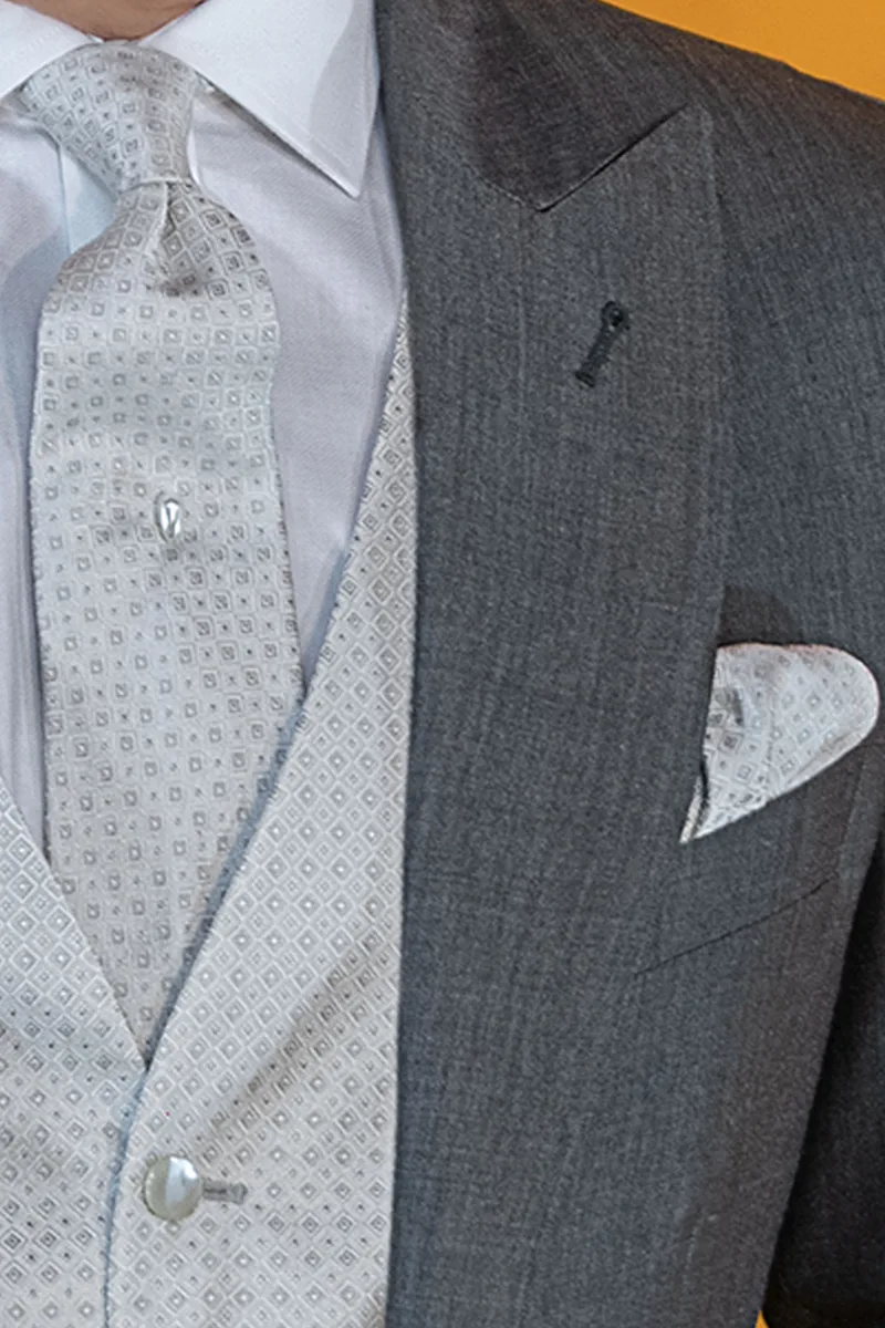Abito da cerimonia uomo grigio, gilet seta grigio perla 3
