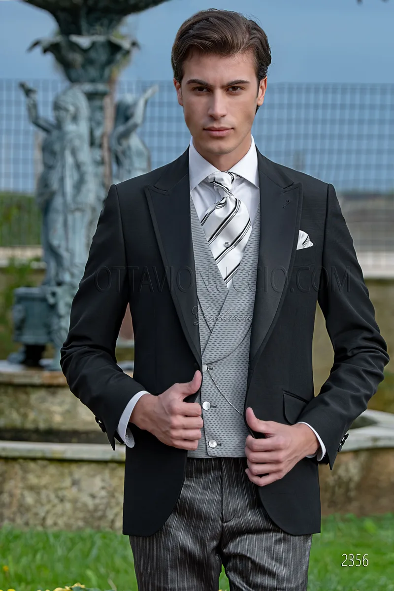 Abito mezzo tight nero, pantalone rigato e gilet grigio 1