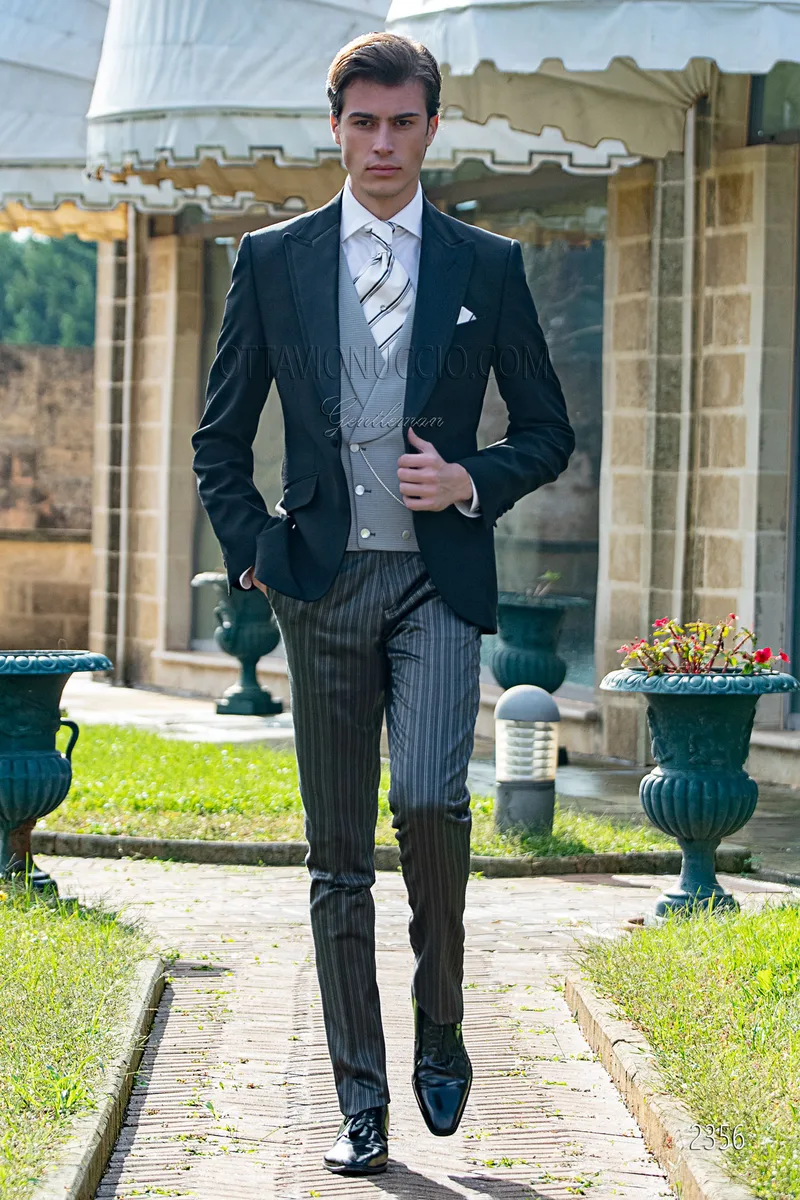 Abito mezzo tight nero, pantalone rigato e gilet grigio 2