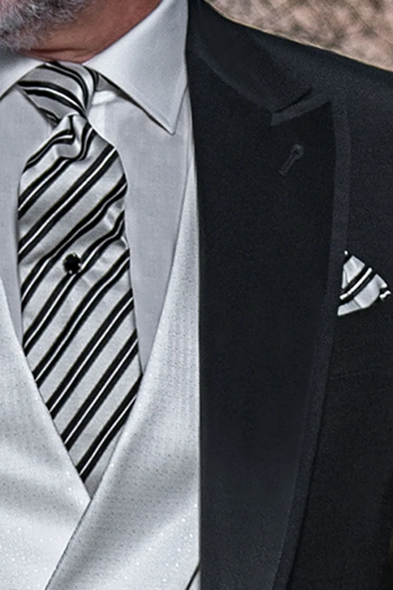 Abito moda da sposo nero misto lana, gilet doppiopetto bianco 3
