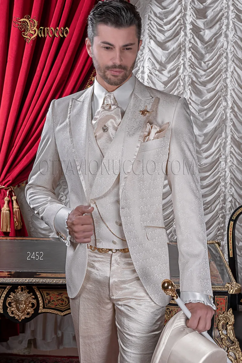 Vestito sposo damascato beige in misto seta stile barocco 1