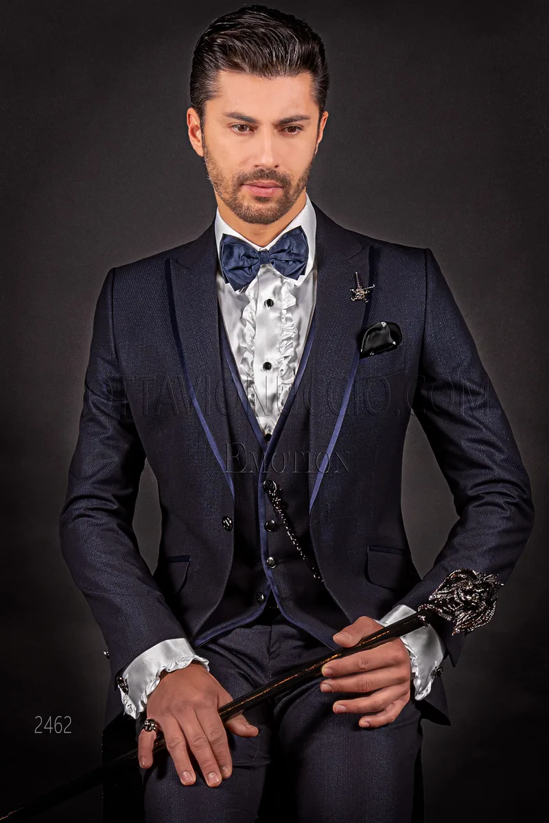 Vestito sposo moderno blu, bordino raso blu sul rever 1
