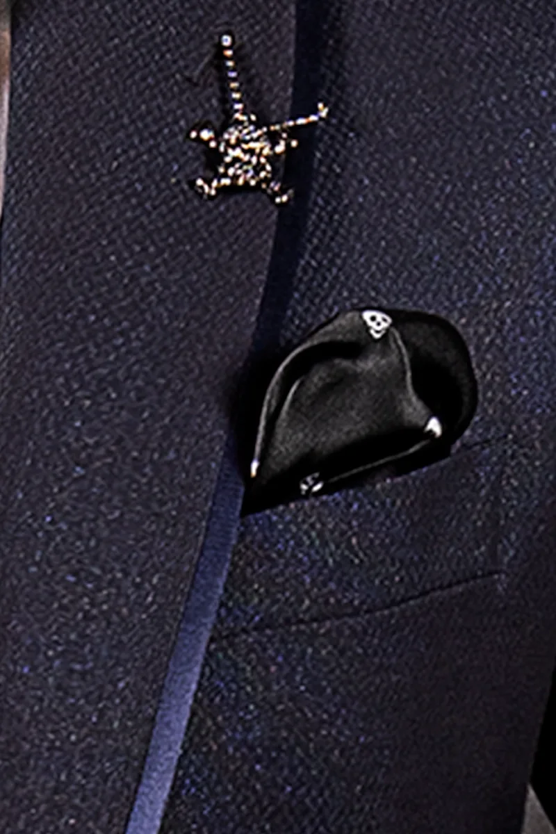 Vestito sposo moderno blu, bordino raso blu sul rever 4
