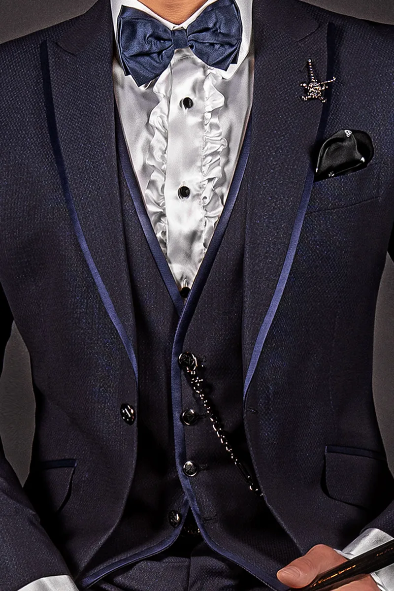 Vestito sposo moderno blu, bordino raso blu sul rever 3