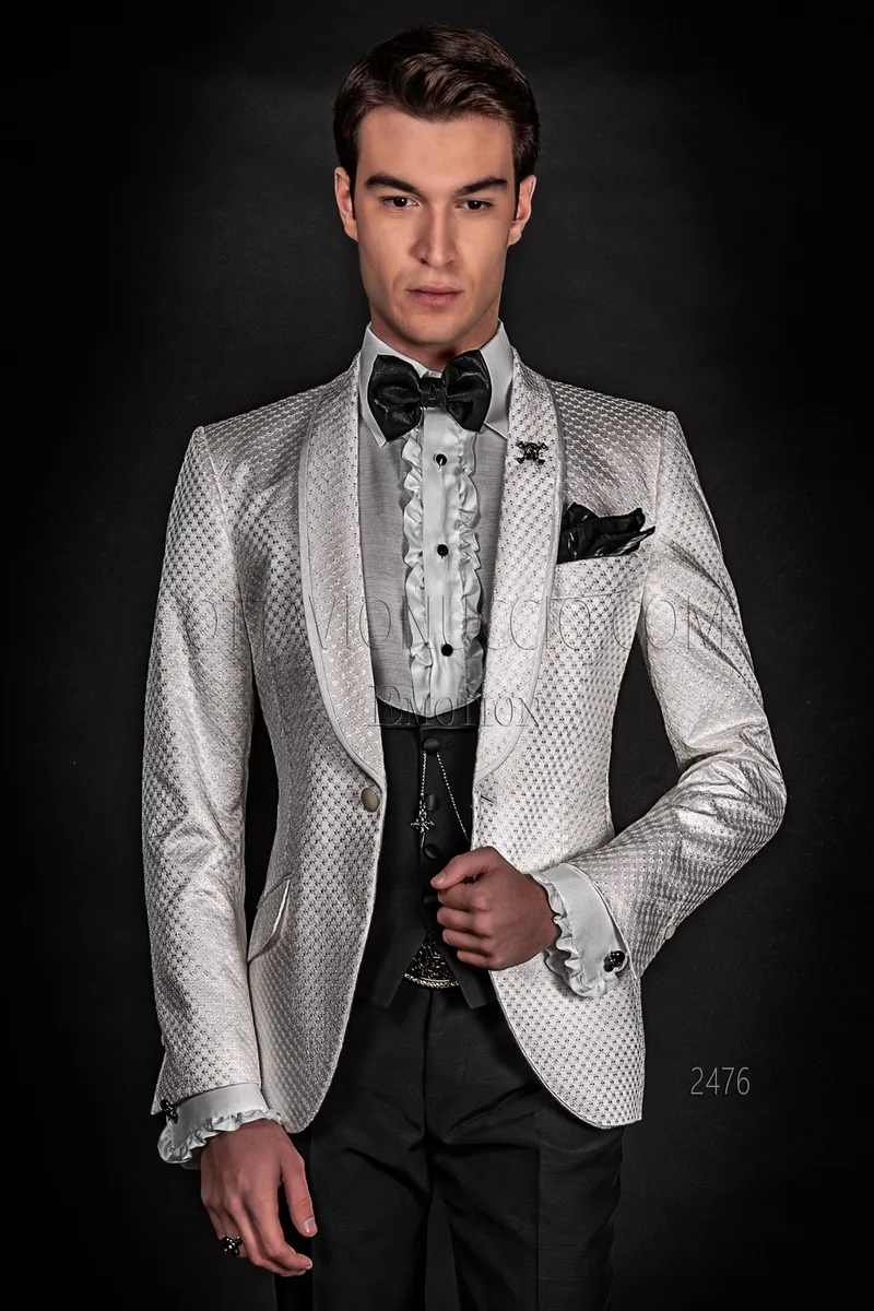 Giacca uomo in raso bianco ricamato con pantalone e gilet neri 1