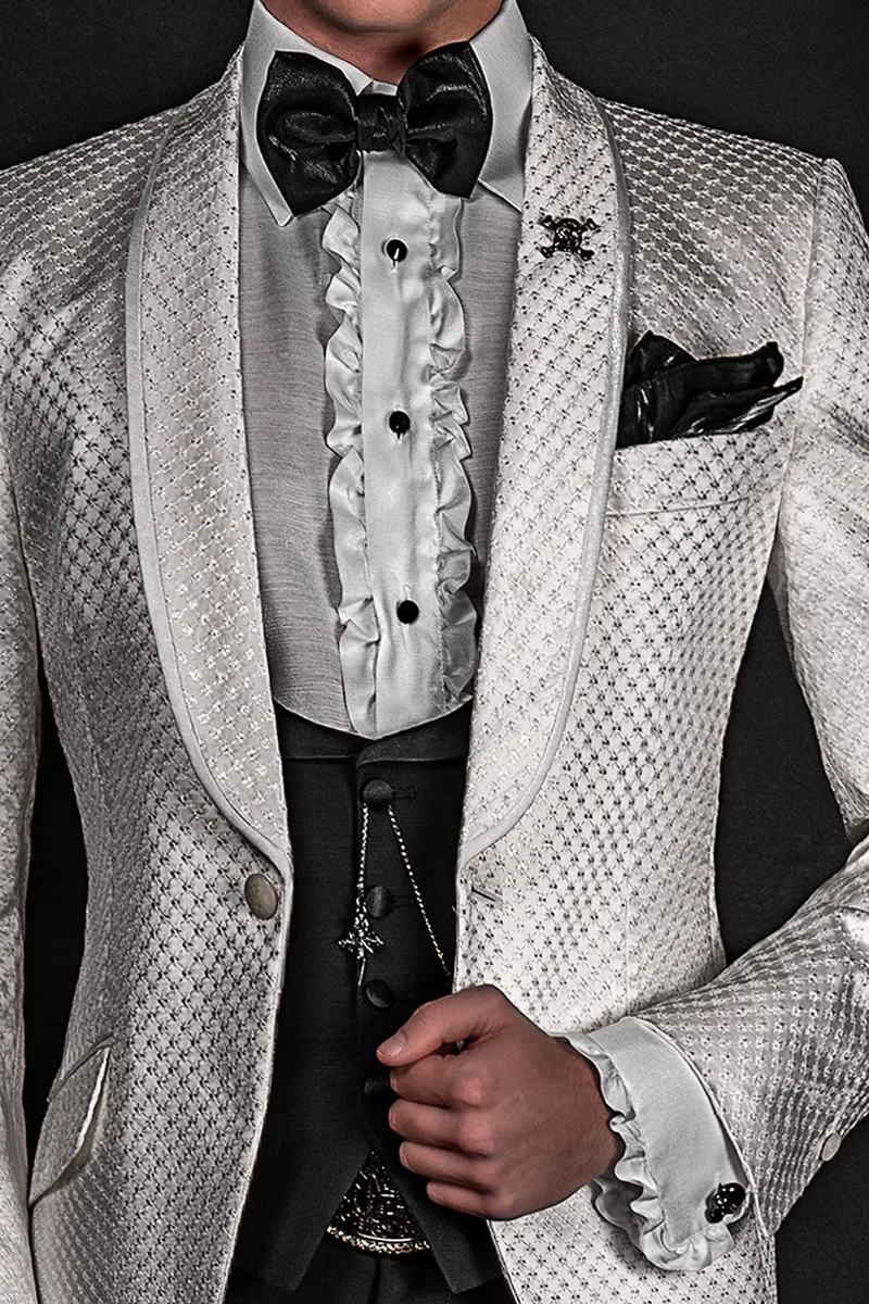 Giacca uomo in raso bianco ricamato con pantalone e gilet neri 2