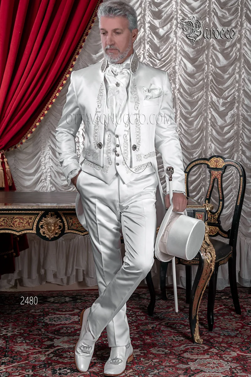 Frac uomo ispirazione barocca raso bianco ricami argento e strass 1