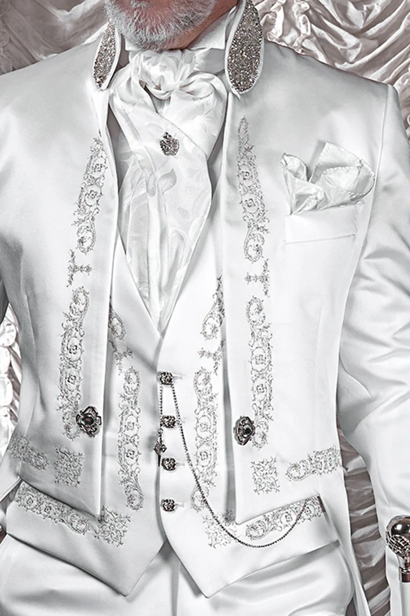 Frac uomo ispirazione barocca raso bianco ricami argento e strass 2
