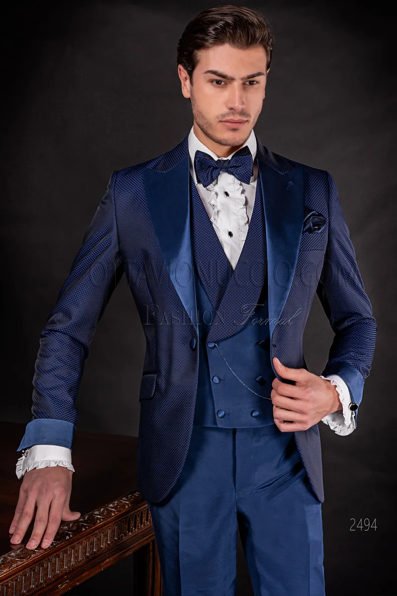 Abito sposo in total look blu con inserti a contrasto in raso 1