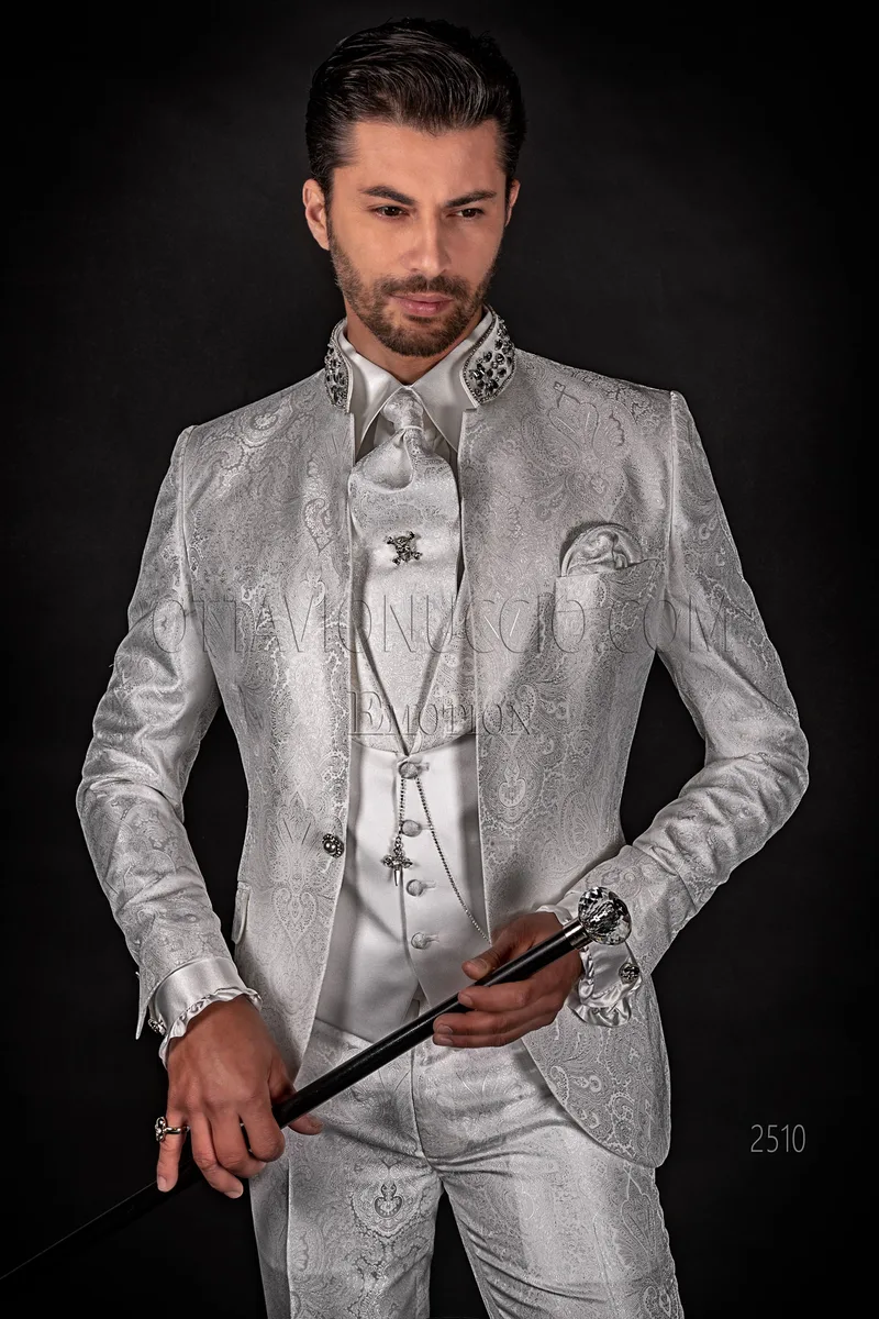 Abito coreano sposo damascato bianco con gilet in raso 1