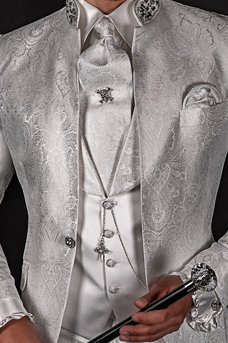 Abito coreano sposo damascato bianco con gilet in raso 2