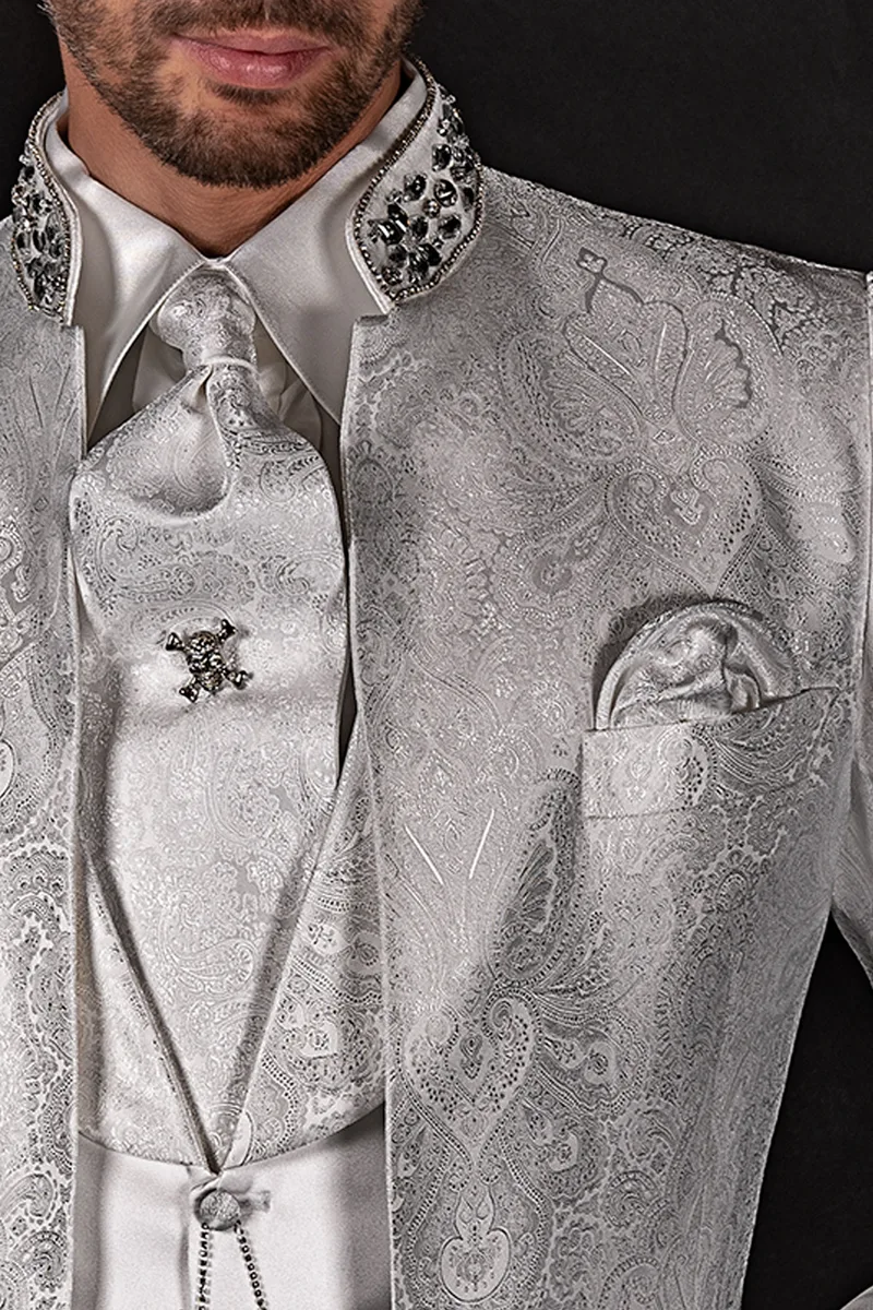 Abito coreano sposo damascato bianco con gilet in raso 3