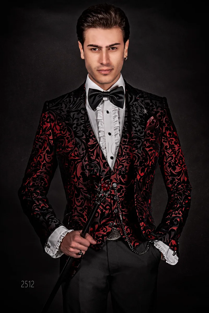 Giacca uomo rossa, inserti in velluto nero e pantalone nero 1