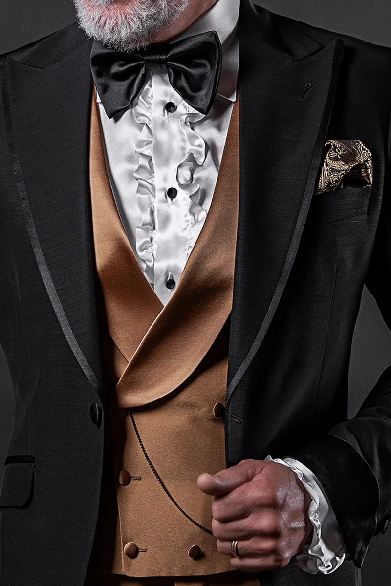 Completo sposo con giacca nera, pantalone e gilet doppiopetto oro 2