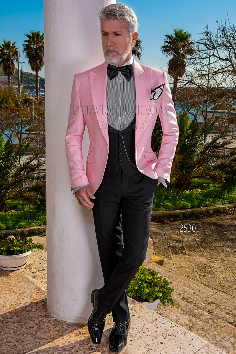 Abito da matrimonio estivo in lino rosa, pantalone e gilet nero 1