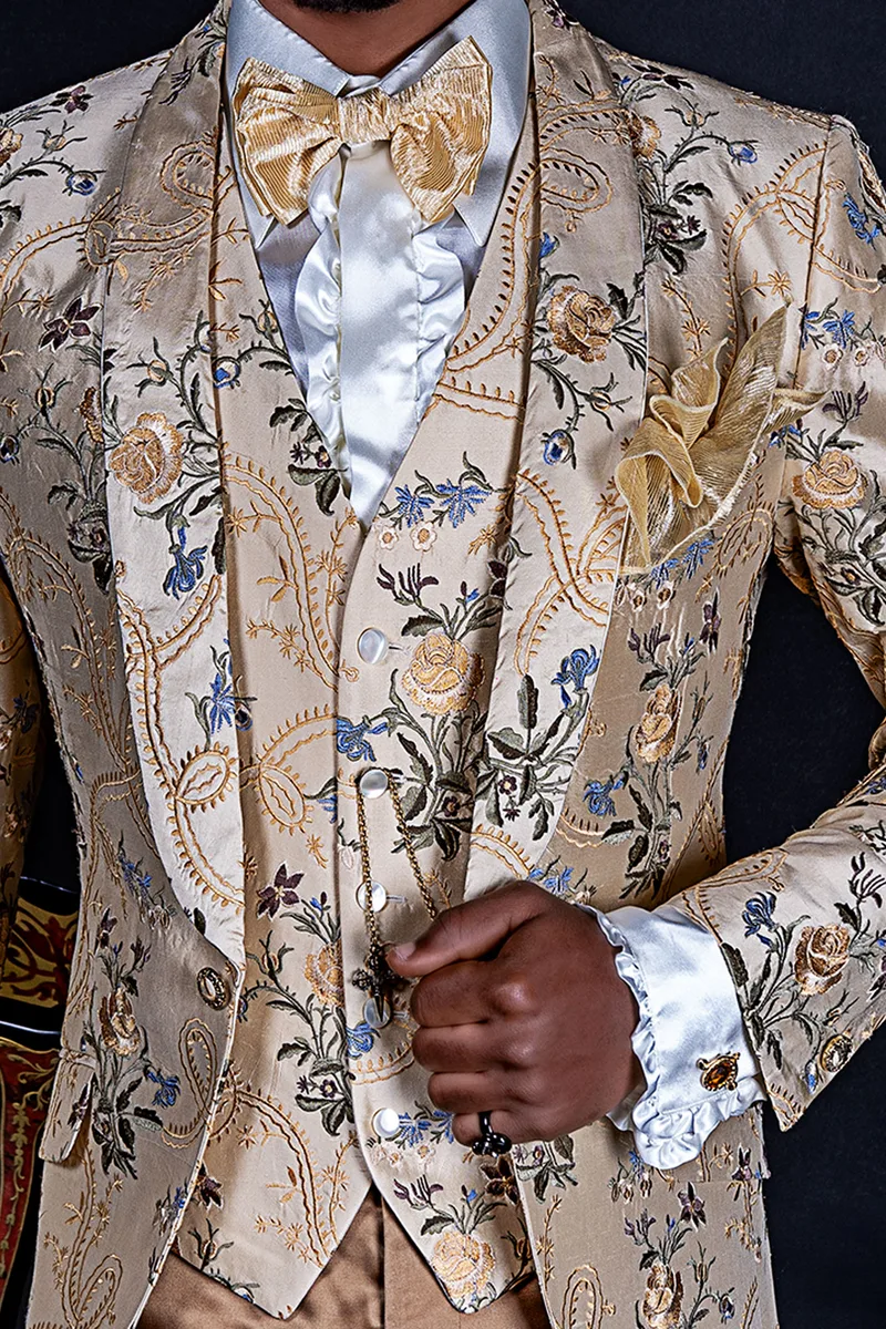 Abito matrimonio uomo in seta beige ricamata, collo sciallato 2