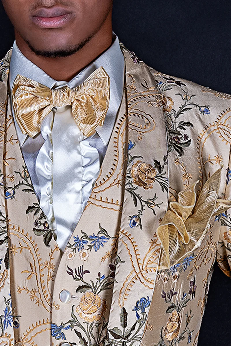 Abito matrimonio uomo in seta beige ricamata, collo sciallato 3