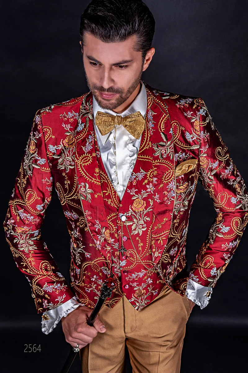 Abito alternativo uomo moderno in seta ricamata rosso e oro 1