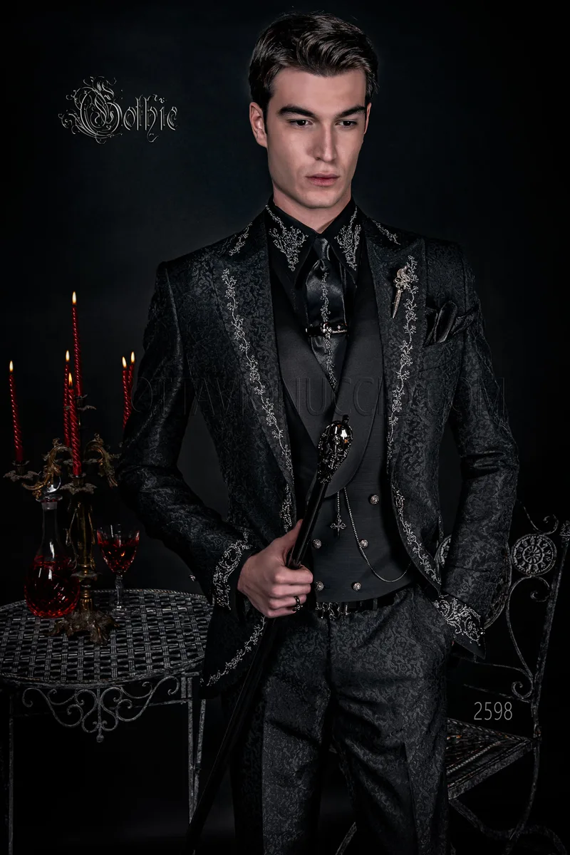 Vestito sposo gotico broccato nero con ricami argento e alamaro 1