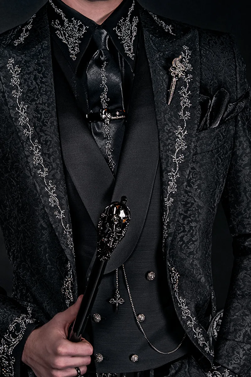Vestito sposo gotico broccato nero con ricami argento e alamaro 2