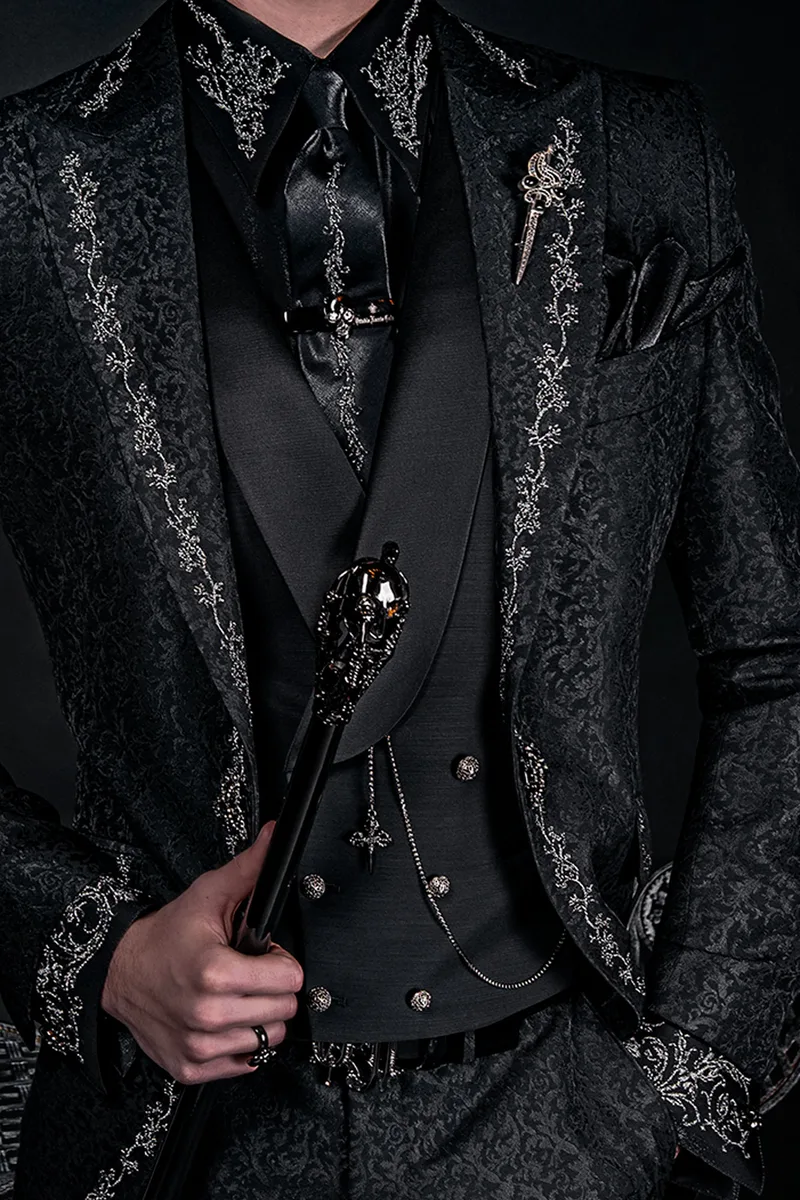 Vestito sposo gotico broccato nero con ricami argento e alamaro 3