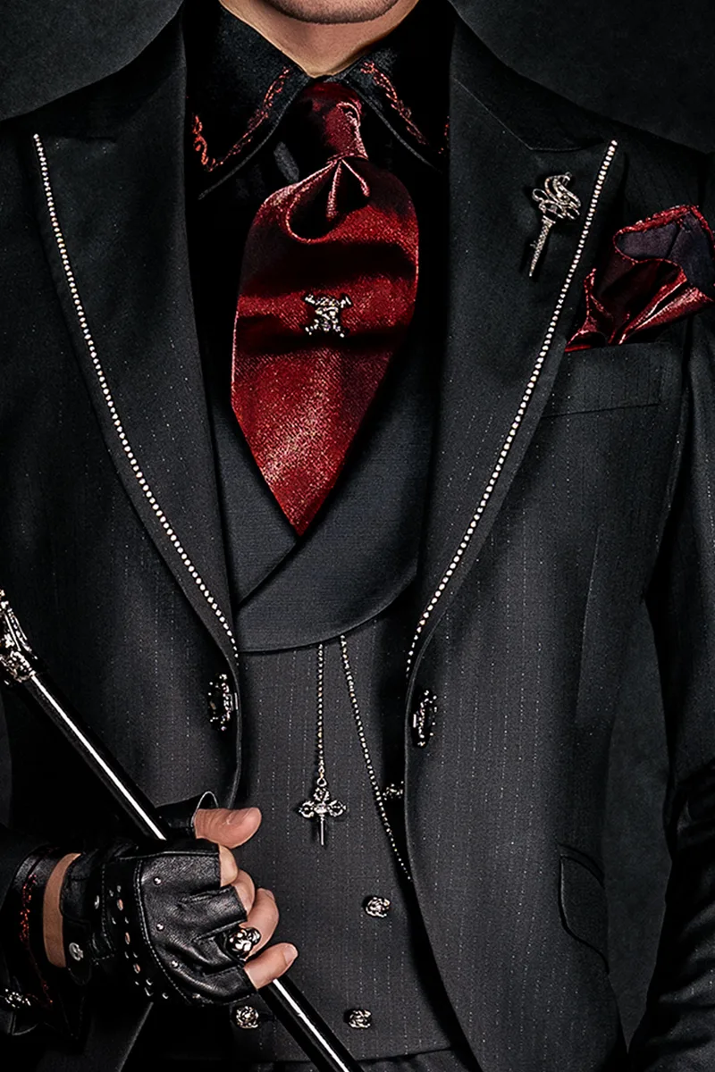 Abito moderno stile steampunk sposo gessato nero e strass sul rever 2