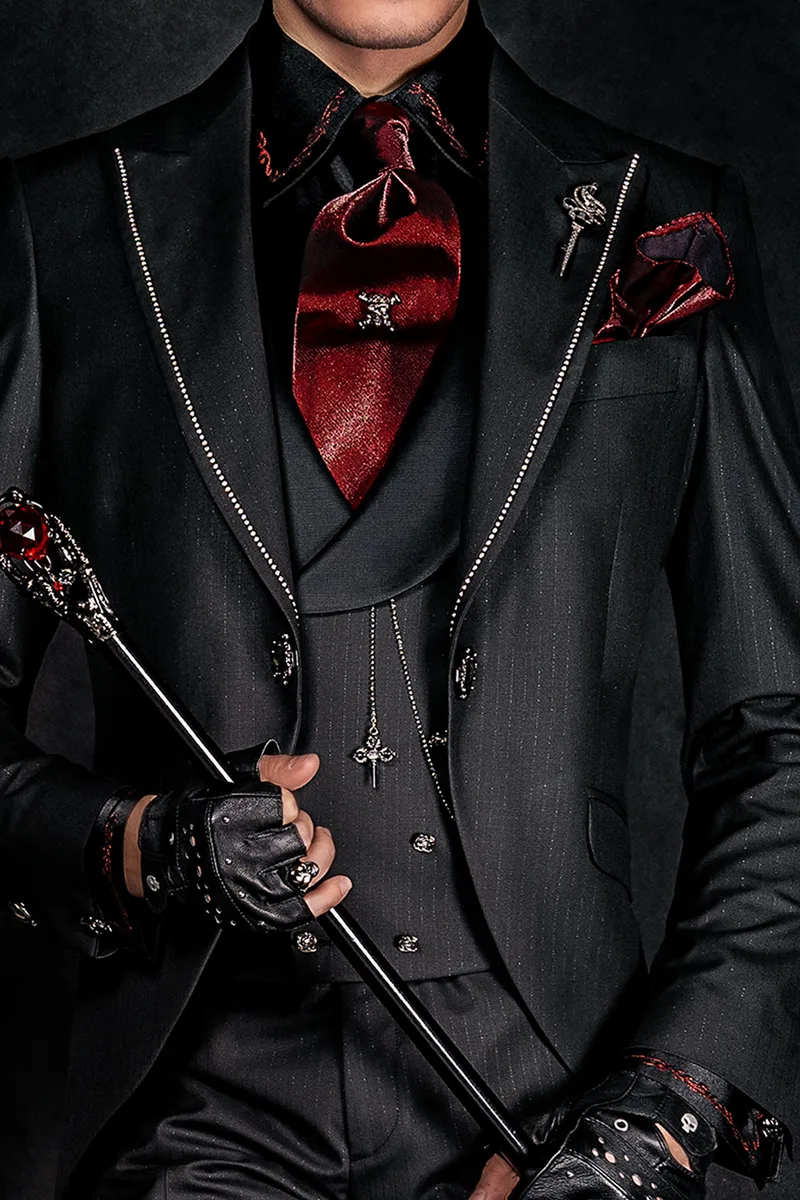 Abito moderno stile steampunk sposo gessato nero e strass sul rever 3