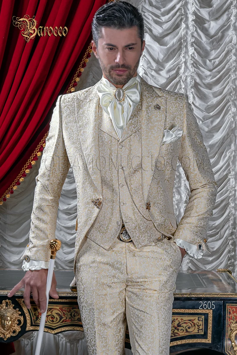 Abito sposo uomo barocco damascato beige oro con strass su rever 1