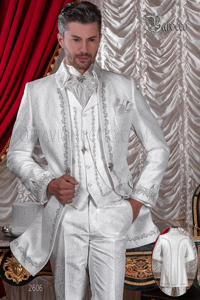 Vestito sposo uomo redingote broccato bianco con ricami argento 1