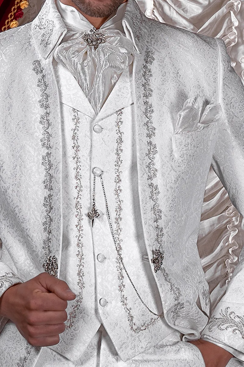 Vestito sposo uomo redingote broccato bianco con ricami argento 2
